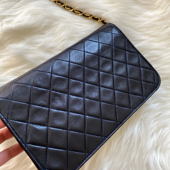 Authentic vintage Chanel coco logo wallet on chain - Picture 6 of 16